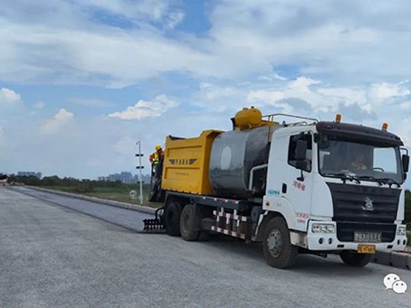 熱烈祝賀我司鶴港高速封層、透層試驗段成功