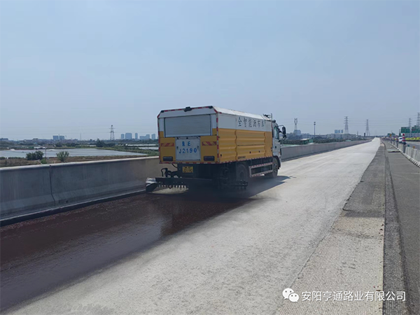 熱烈祝賀我司中江高速稀漿封層、透層試驗段成功