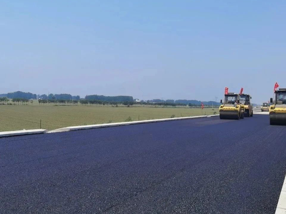 許信高速透層、封層和瀝青下面層試驗(yàn)段攤鋪圓 滿成功