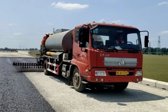 許信高速透層、封層和瀝青下面層試驗(yàn)段攤鋪圓 滿成功